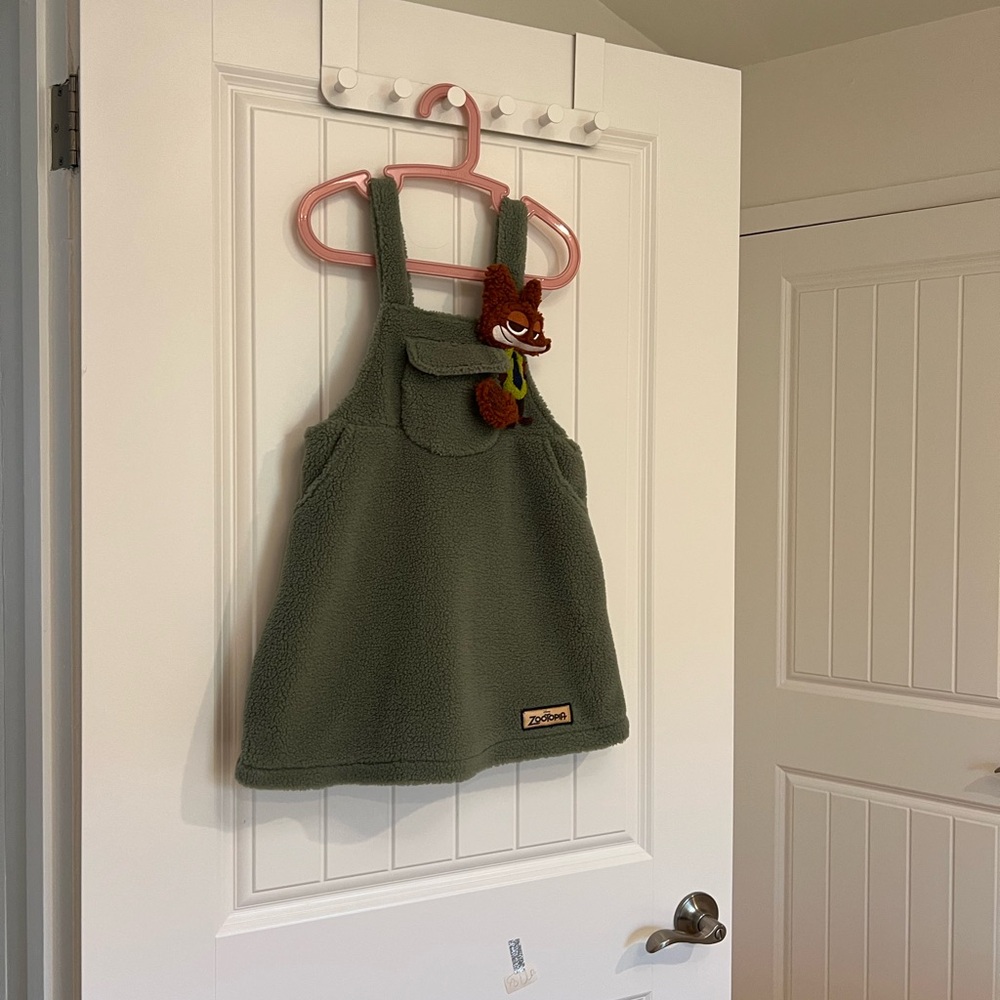 Disney Green Apron with Hanging Rack